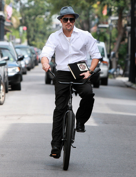 Brad+Pitt+Bike+Rides+Obama+9in7BsAUDMol.jpg